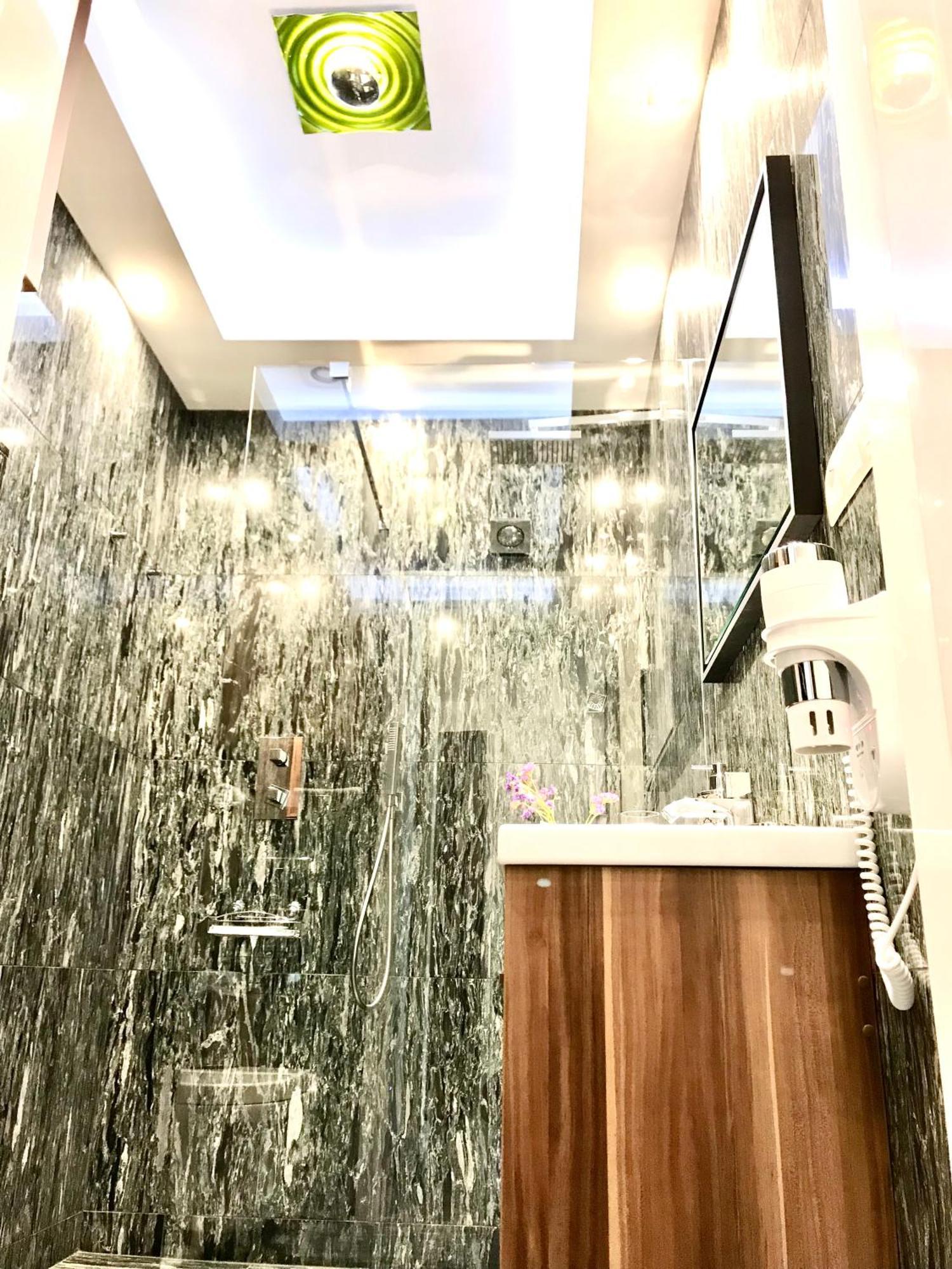 Mondrian Luxury Suites & Apartments Old Town Warsaw Bilik gambar